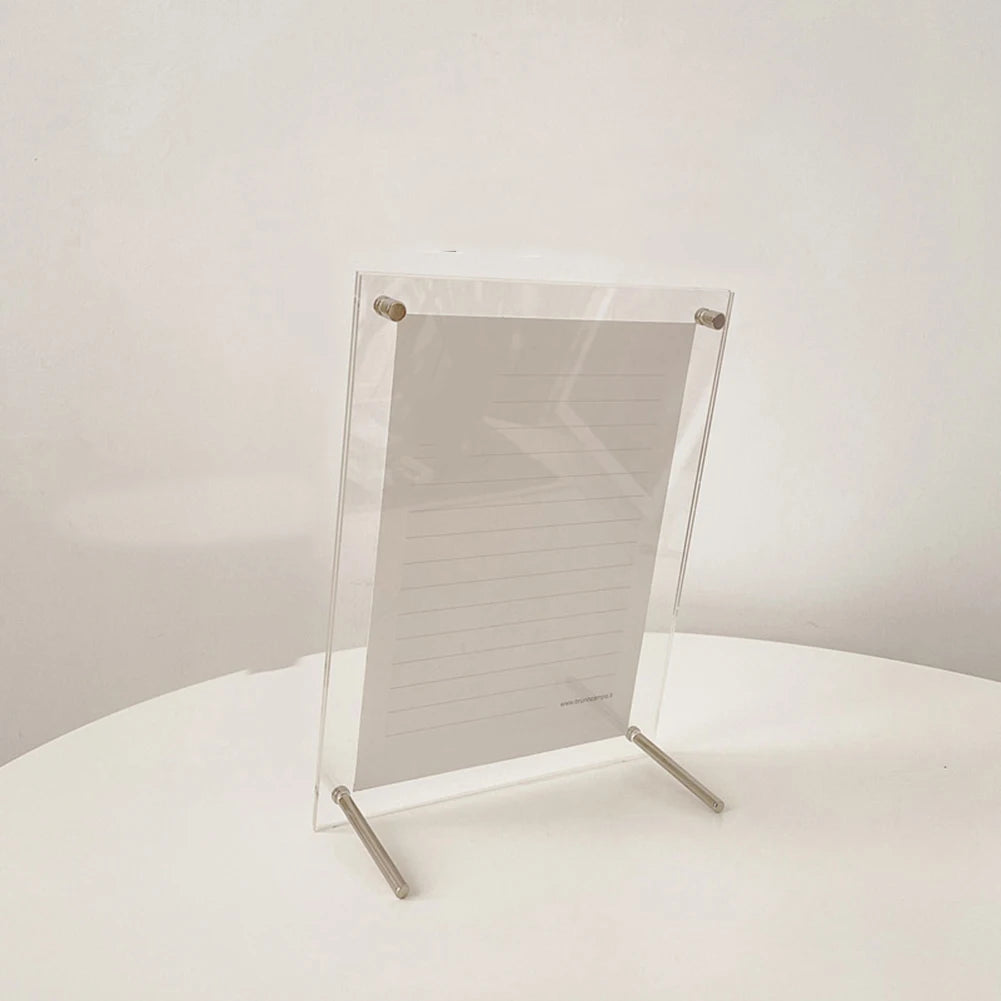 Cadre photo acrylique transparent posé sur un bureau moderne