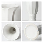 Carafe blanche en céramique avec couvercle en verre, goulot effilé et détails circulaires sur le corps, présentant une forme élégante et un design épuré.