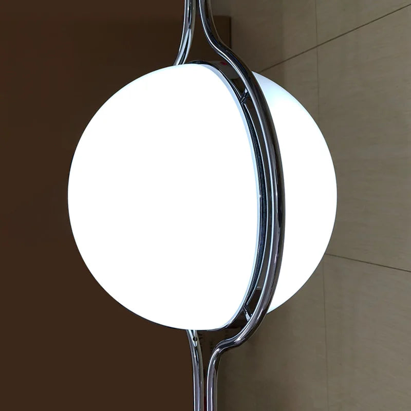 Lampadaire rouge avec abat-jour en chrome dans une chambre