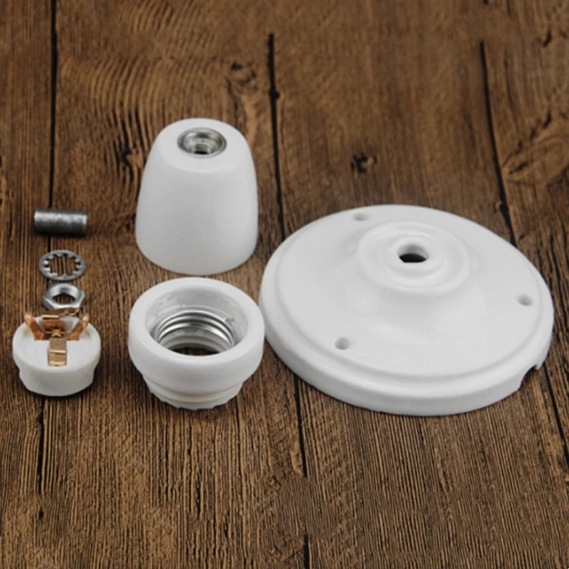 Lampe céramique blanche éclairant une table de chevet
