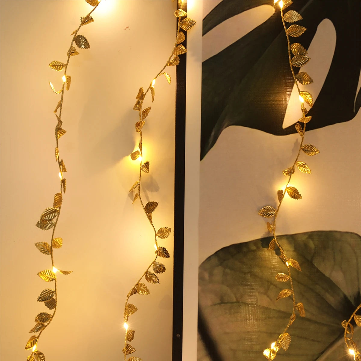 Guirlande lumineuse dorée décorant une table de fête