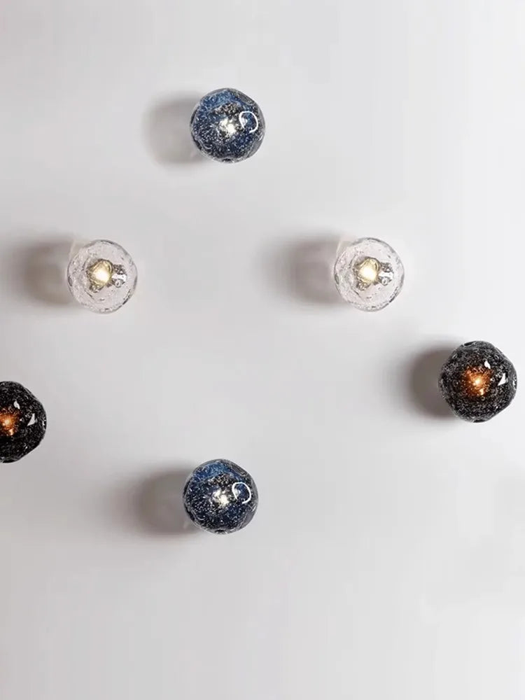 Lampe de chevet bleue allumée dans une chambre à coucher