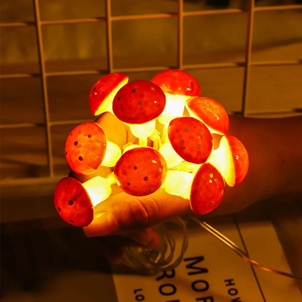 Guirlande LED champignon allumée dans pièce sombre