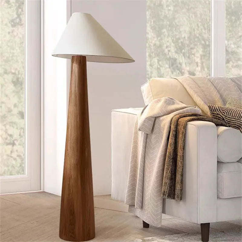 Détail du bois de chêne et de la structure conique du lampadaire