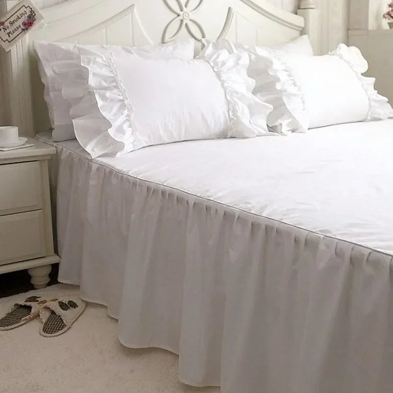 Couvre-lit rose et blanc dans une chambre décorée