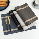 Set de table lavable PVC durable en couleur prune sur une table en bois