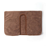Tapis de bain brun doux et confortable avec anse en coton.