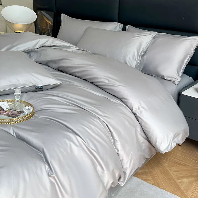 Parure de lit blanche dans une chambre décorée avec style