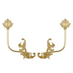 Accessoires de mode raffinés en métal doré avec motifs floraux et éléments décoratifs élégants.