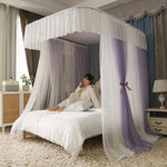 Cette chambre harmonieuse et élégante offre un décor luxueux et confortable avec son lit à baldaquin, ses rideaux moelleux et sa literie blanche immaculée, créant un environnement serein et apaisant.