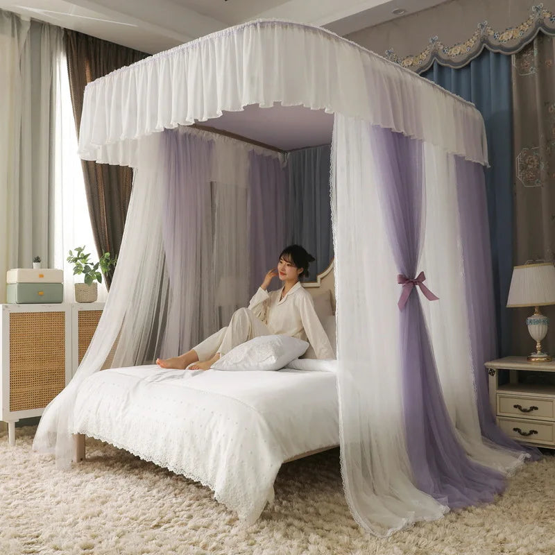 Cette chambre harmonieuse et élégante offre un décor luxueux et confortable avec son lit à baldaquin, ses rideaux moelleux et sa literie blanche immaculée, créant un environnement serein et apaisant.