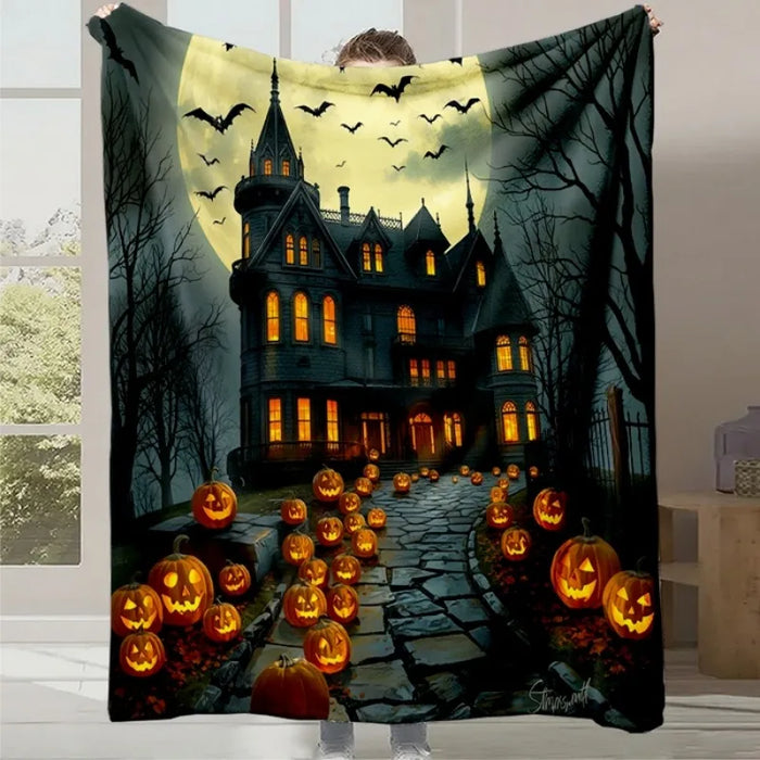 Une sombre et mystique demeure hantée lors d'une nuit d'Halloween, éclairée par des citrouilles sculptées et survolée par des chauves-souris.