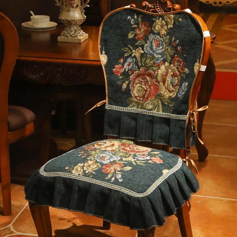 Chaise élégante recouverte de motifs floraux vintage sur un fond sombre, créant une ambiance chaleureuse et vintage dans la pièce.