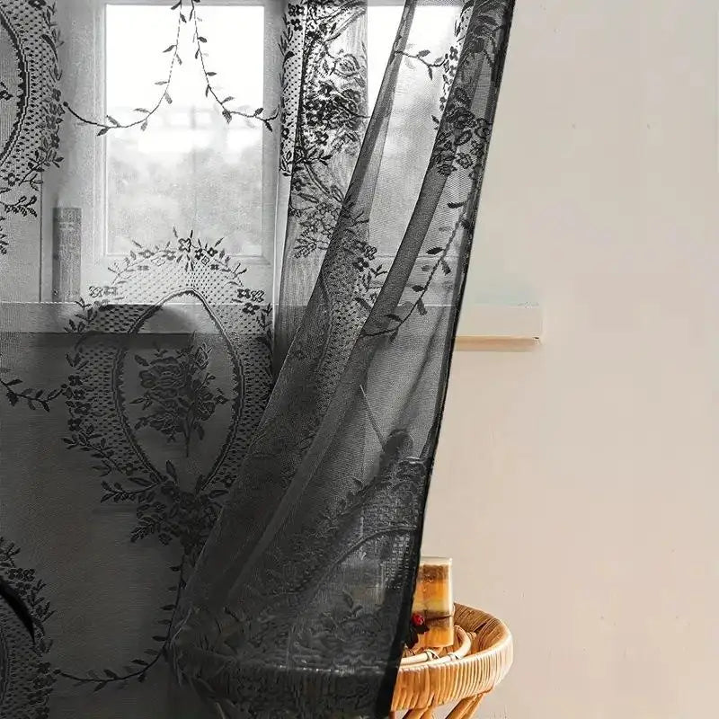 Détail de la broderie miroir floral sur rideau dentelle noire