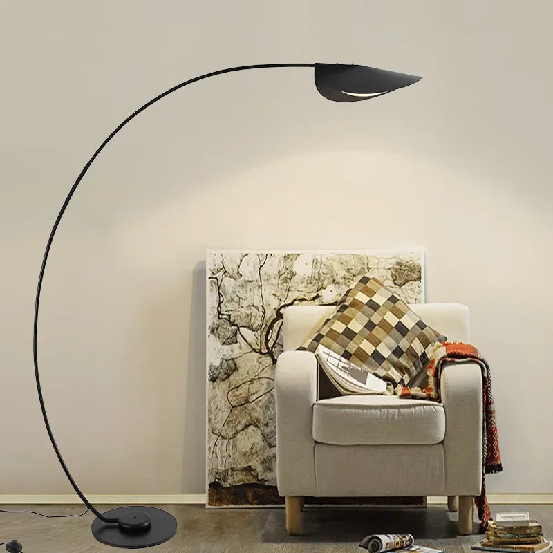 Lampadaire allumé avec lumière douce dans une chambre à coucher