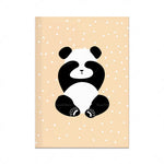 Une illustration simpliste et mignonne représentant un panda assis sur un fond beige avec des pois blancs.