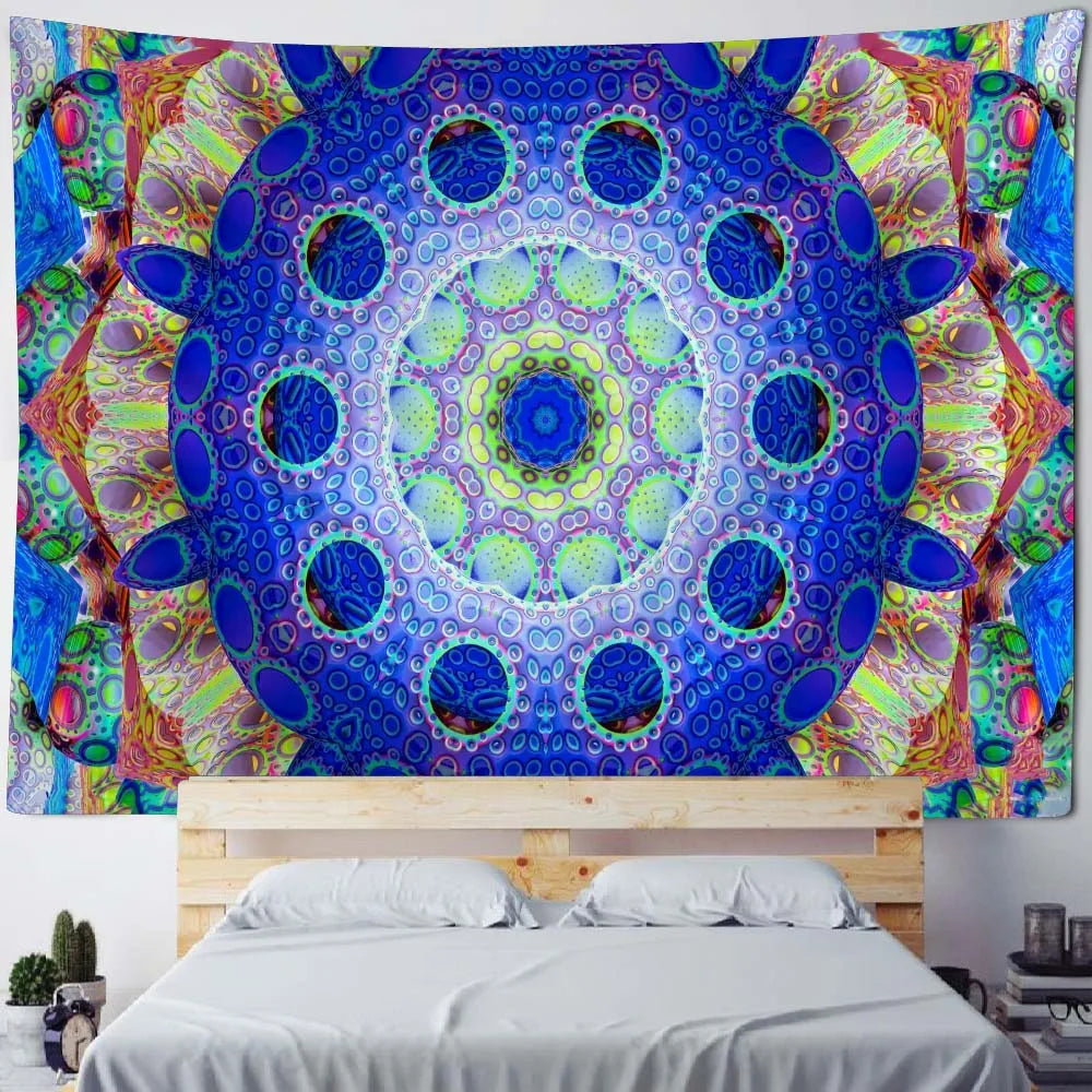 Détail du motif géométrique psychédélique de la tenture en tissu polyester