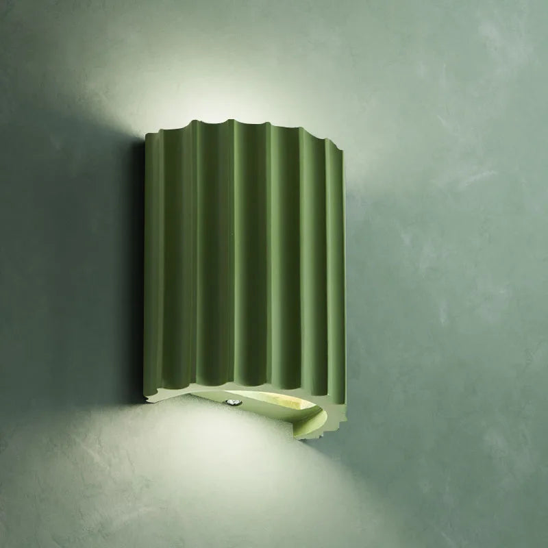 Détail de l'applique murale LED G9 avec abat-jour en résine et éclairage chaud