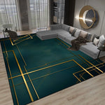 Un tapis vert foncé au design géométrique doré, placé devant un canapé gris et un miroir doré, créant une ambiance moderne et élégante dans un salon.