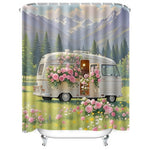 Rideau de douche illustrant une caravane vintage argentée recouverte de roses roses, stationnée au milieu d’un champ fleuri devant une forêt et des montagnes.