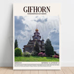 L'image montre un magnifique bâtiment en bois avec des coupoles dorées dans le village de Gifhorn en Allemagne. Le bâtiment se dresse au milieu d'un paysage verdoyant, avec des arbres et des fleurs en arrière-plan.