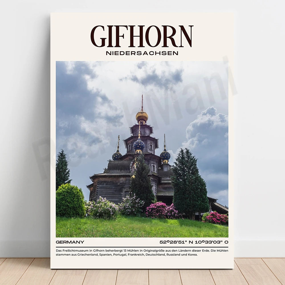 L'image montre un magnifique bâtiment en bois avec des coupoles dorées dans le village de Gifhorn en Allemagne. Le bâtiment se dresse au milieu d'un paysage verdoyant, avec des arbres et des fleurs en arrière-plan.