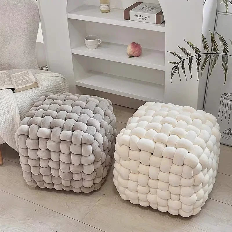 Tabouret cube nuage tricoté extra épais en bleu comme tête de lit
