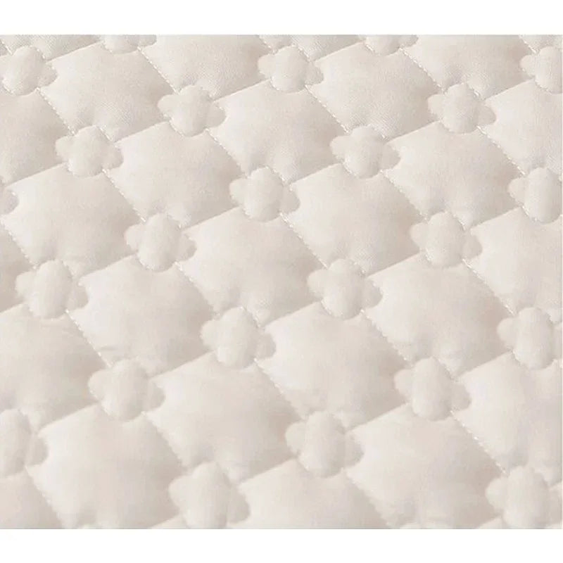 Vue de dessus du drap de lit blanc dans une chambre décorée