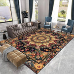 Ce tapis persan coloré et détaillé attire l'attention dans cette élégante pièce, avec ses motifs floraux complexes sur un fond sombre qui contrastent avec les meubles clairs et les rideaux sombres.