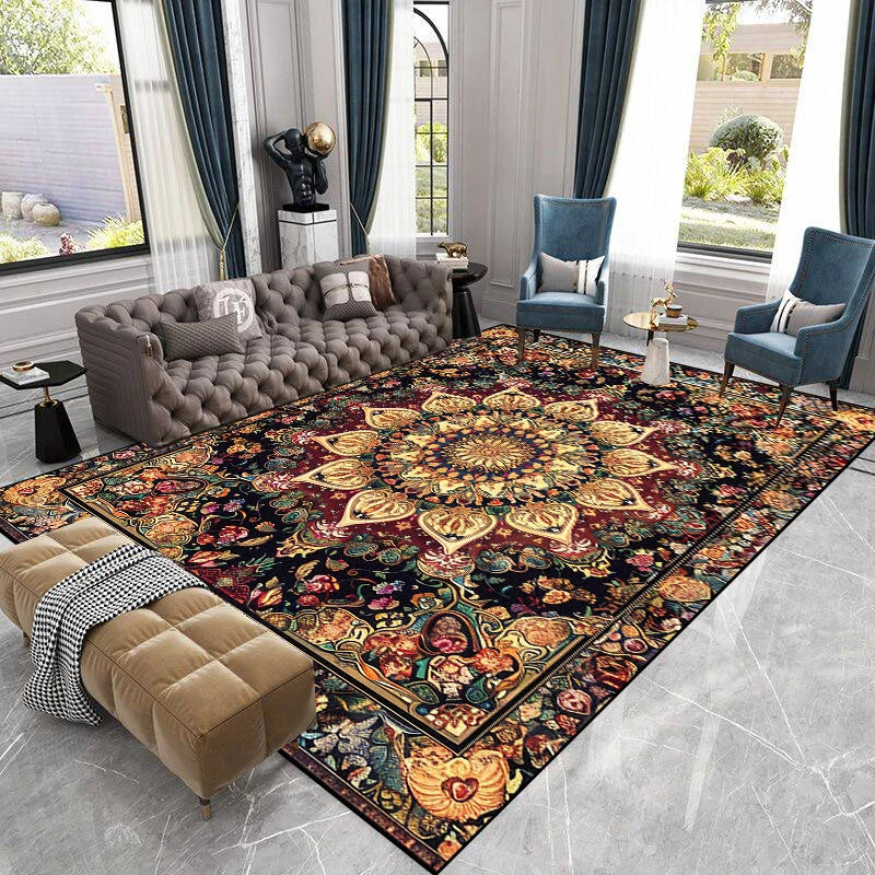 Ce tapis persan coloré et détaillé attire l'attention dans cette élégante pièce, avec ses motifs floraux complexes sur un fond sombre qui contrastent avec les meubles clairs et les rideaux sombres.