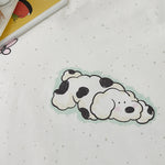 Un adorable chien blanc et noir représenté sur un fond d'arrière-plan à motifs pointillés.