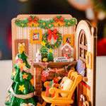 Maison miniature placée dans un intérieur décoré pour Noël