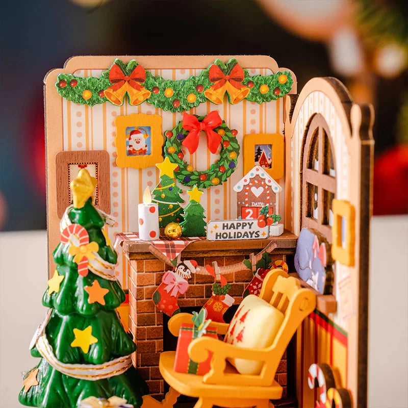 Maison miniature placée dans un intérieur décoré pour Noël
