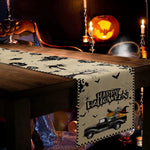 Une scène d'ambiance automnale avec une citrouille sculptée, des bougies allumées et une affiche de décoration pour l'Halloween.