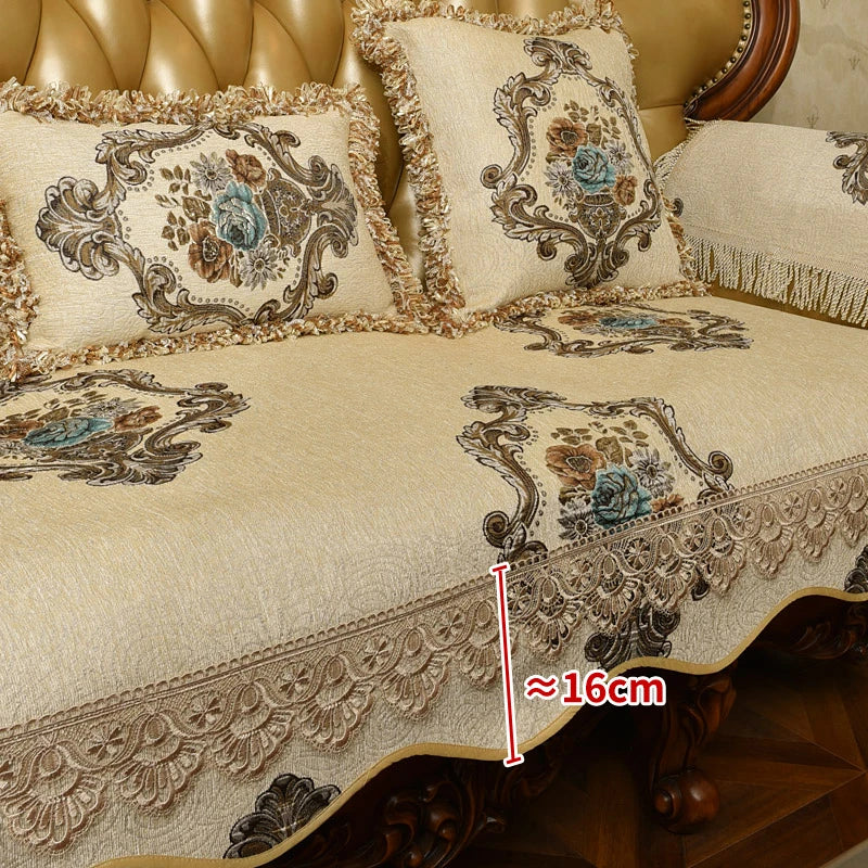 Cette image présente un jeu de literie décoré de motifs floraux et de passementerie dans des tonalités dorées et beiges, créant une ambiance luxueuse et élégante.