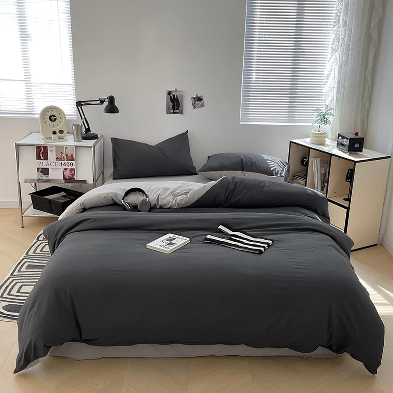 Housse de couette microfibre brossée gris foncé sur lit 200x220 cm