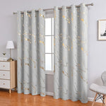 Rideaux élégants en tissu gris argenté de haute qualité, parfaitement drapés pour ajouter une touche de sophistication à l'intérieur de la maison. Ces rideaux, à la fois luxueux et fonctionnels, sont idéaux pour filtrer la lumière et créer une atmosphère apaisante. Leur couleur grise argentée ajoute une sensation moderne et chic, parfaitement adaptée aux décors contemporains.