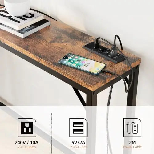 Table console vintage dans un couloir avec décoration