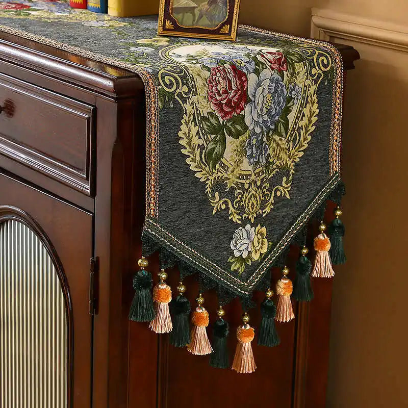Superbe tenture murale de style vintage ornée de fleurs multicolores et de glands décoratifs, apportant une touche d'élégance et de charme à cette pièce.