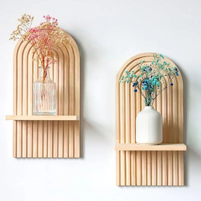 Étagère murale flottante bohème arc-en-ciel en bois dans un salon