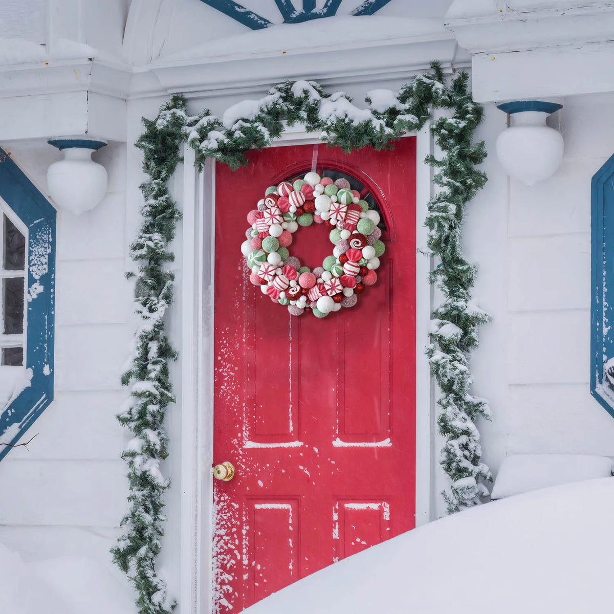 Couronne de Noël ronde en soie sur une porte d'entrée