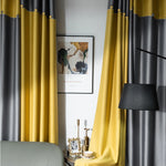 Zoom sur les rideaux jaune moutarde et gris anthracite avec éclairage naturel créant un contraste élégant avec la décoration murale.