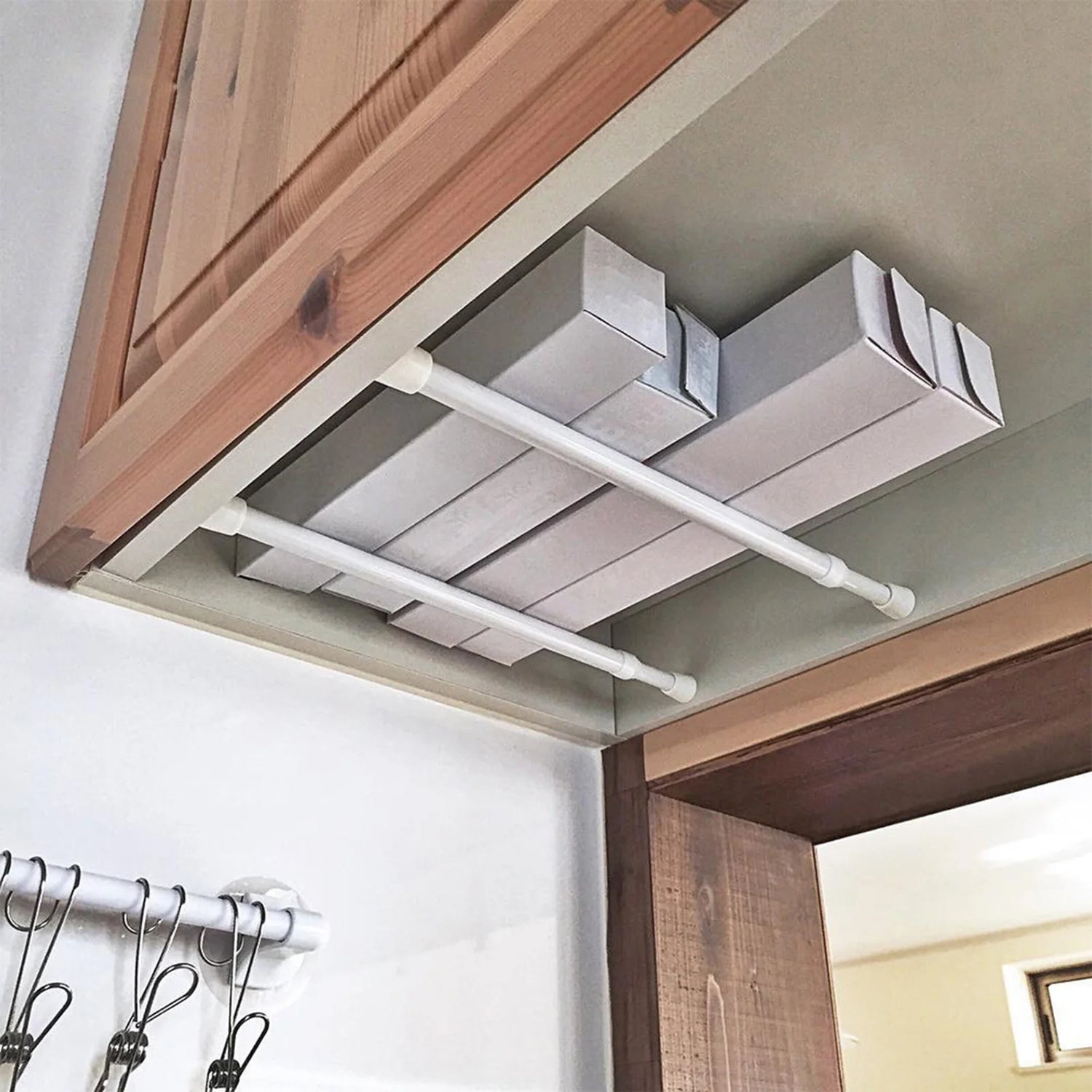 Tringle télescopique dans une salle de bain pour gain de place