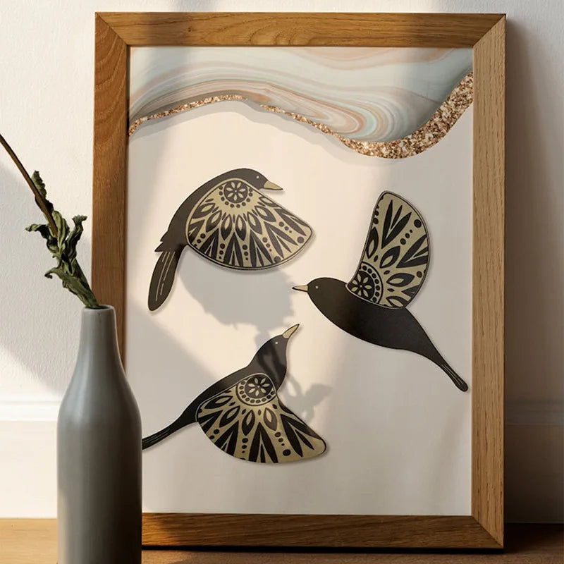 Ensemble de décoration murale oiseaux accroché sur un mur blanc