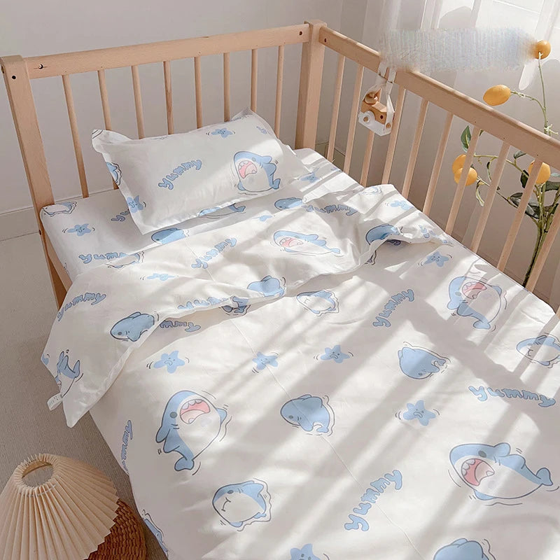 Détail de l'imprimé dessin animé sur la housse de couette bébé