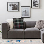 Coussin décoratif motif tartan sur canapé