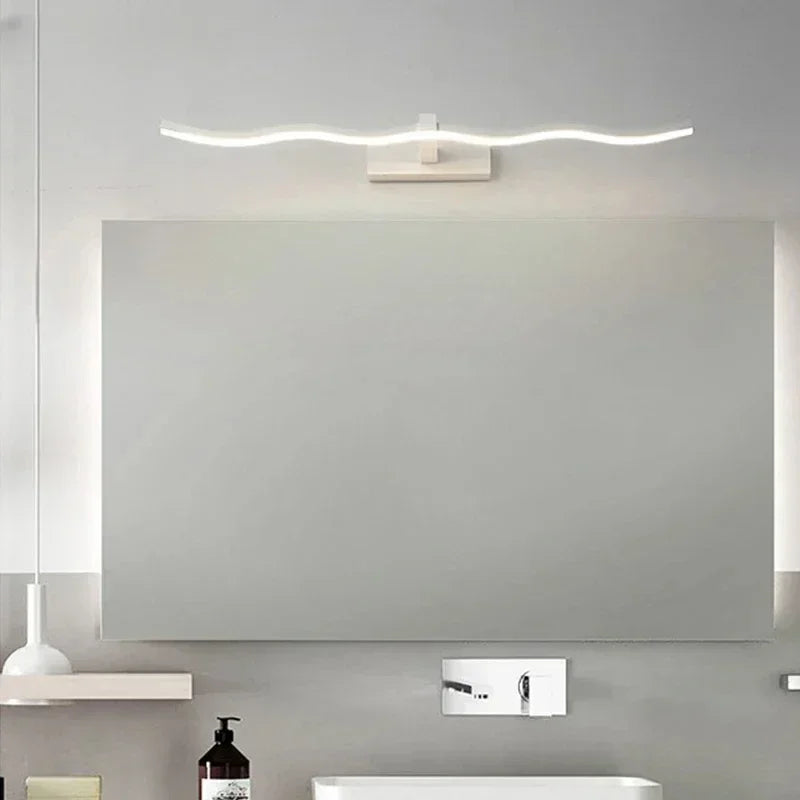 Détail de l'applique murale LED avec cadre or dans un intérieur contemporain