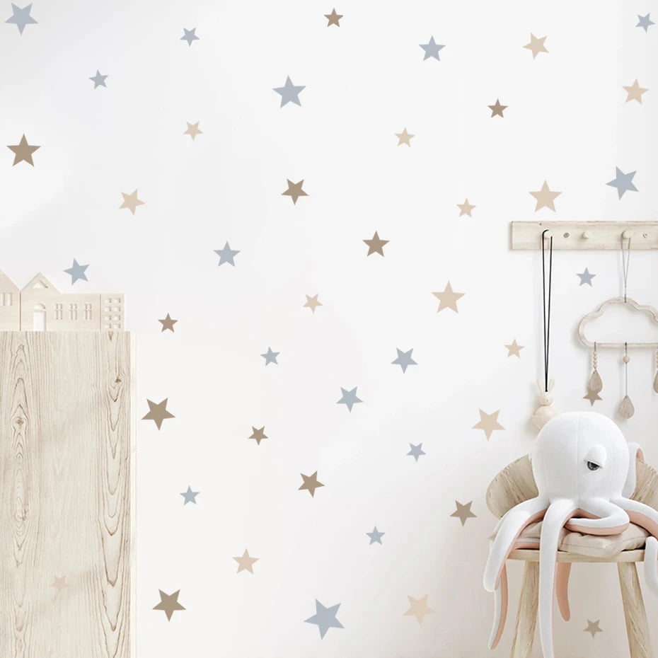 Chambre décorée avec autocollants beige étoiles