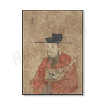 L'image représente un portrait d'un homme asiatique vêtu d'un manteau rouge orné de motifs, avec une coiffure traditionnelle et une expression sérieuse sur son visage.