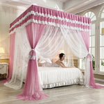 Une chambre au style romantique avec un lit à baldaquin rose et blanc, créant une atmosphère chaleureuse et élégante.